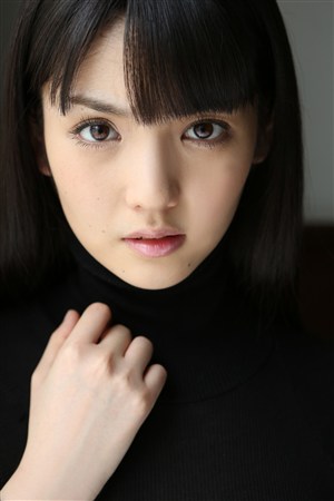 银发男子轻吻女人花心的高清片